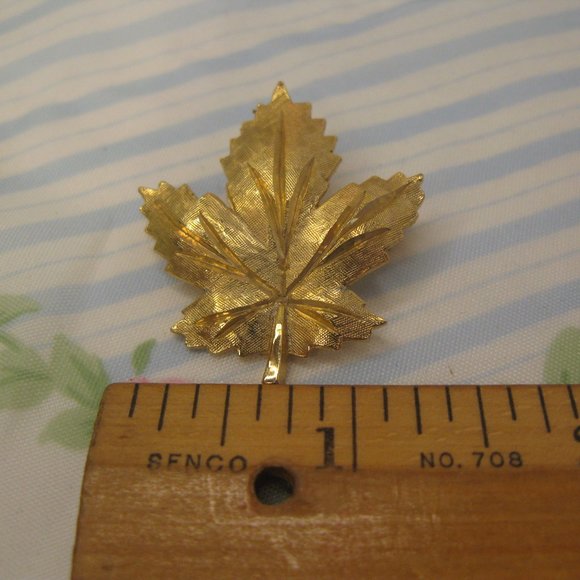 Keyes Gold Tone Maple leaf Pin Brooch - Picture 4 of 5